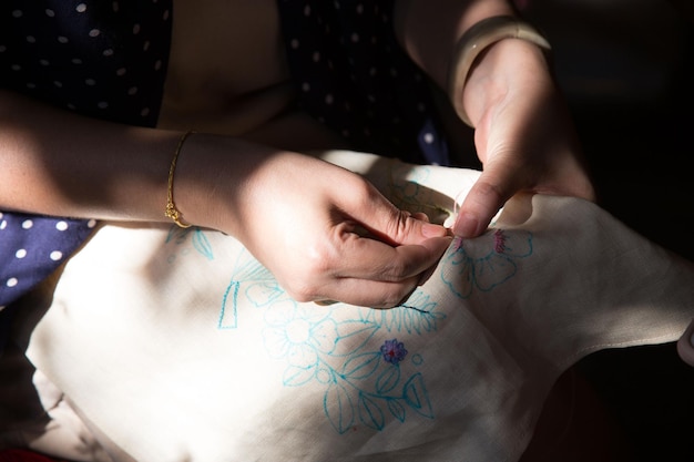 Osoba haftująca ręcznie